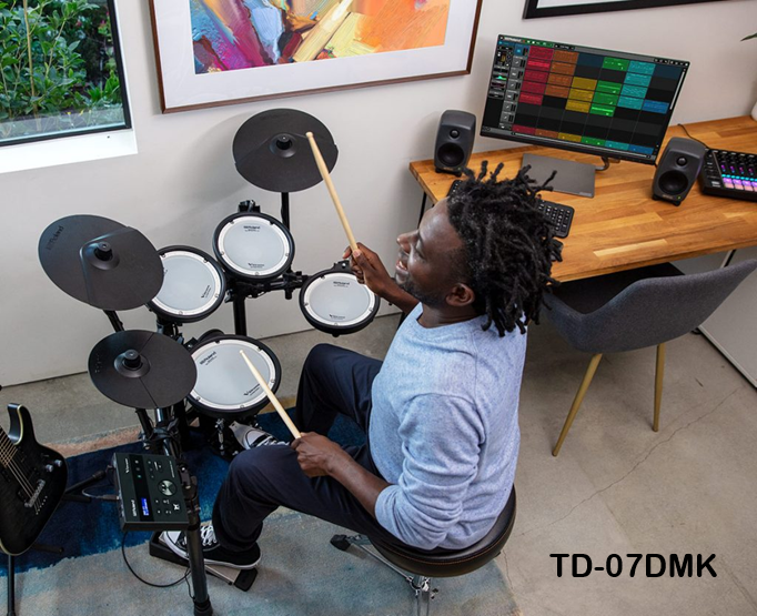<b>Roland TD-07DMK Kit Bateria Eletr&oacute;nica 5-Pe&ccedil;as com Peles Mesh Head</b>